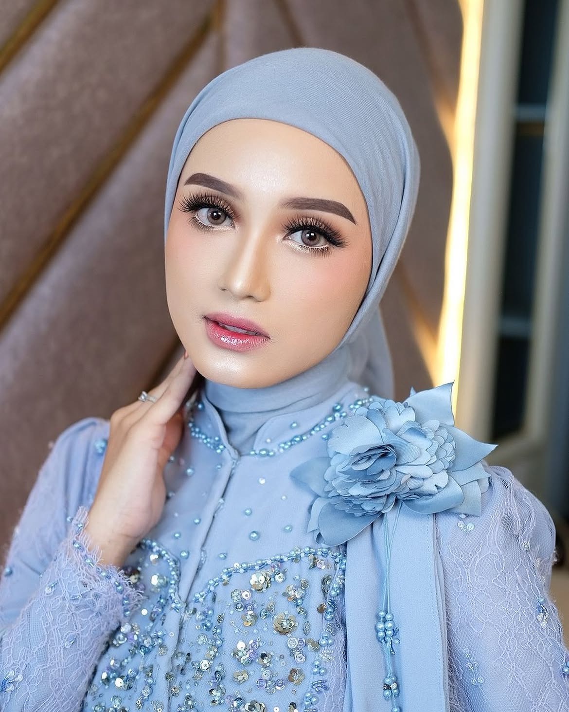 Rias engagement dengan hijab biru dusty dan gaun berhias payet, riasan mata soft glam